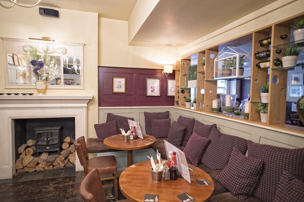 The Crown 4*
